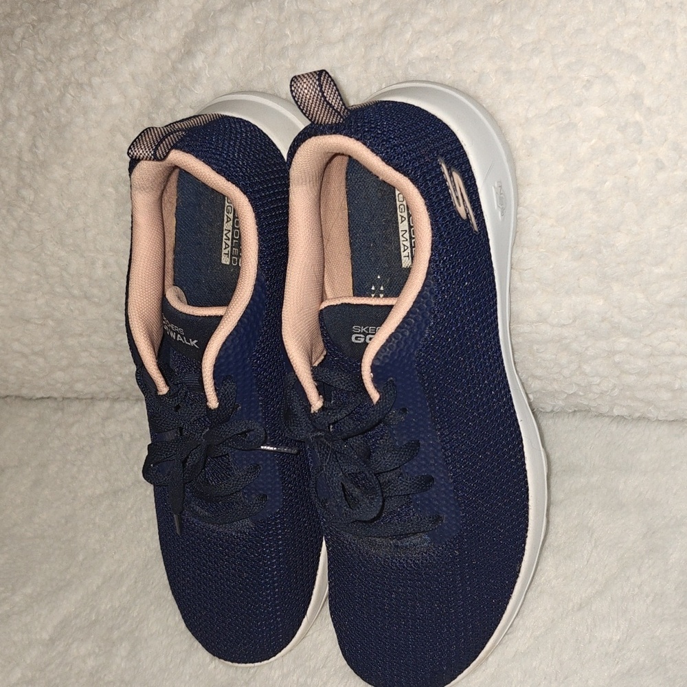 Skechers Go Walk Gen 5, Blue w/peach accent. Women's 7.5. Great Condition